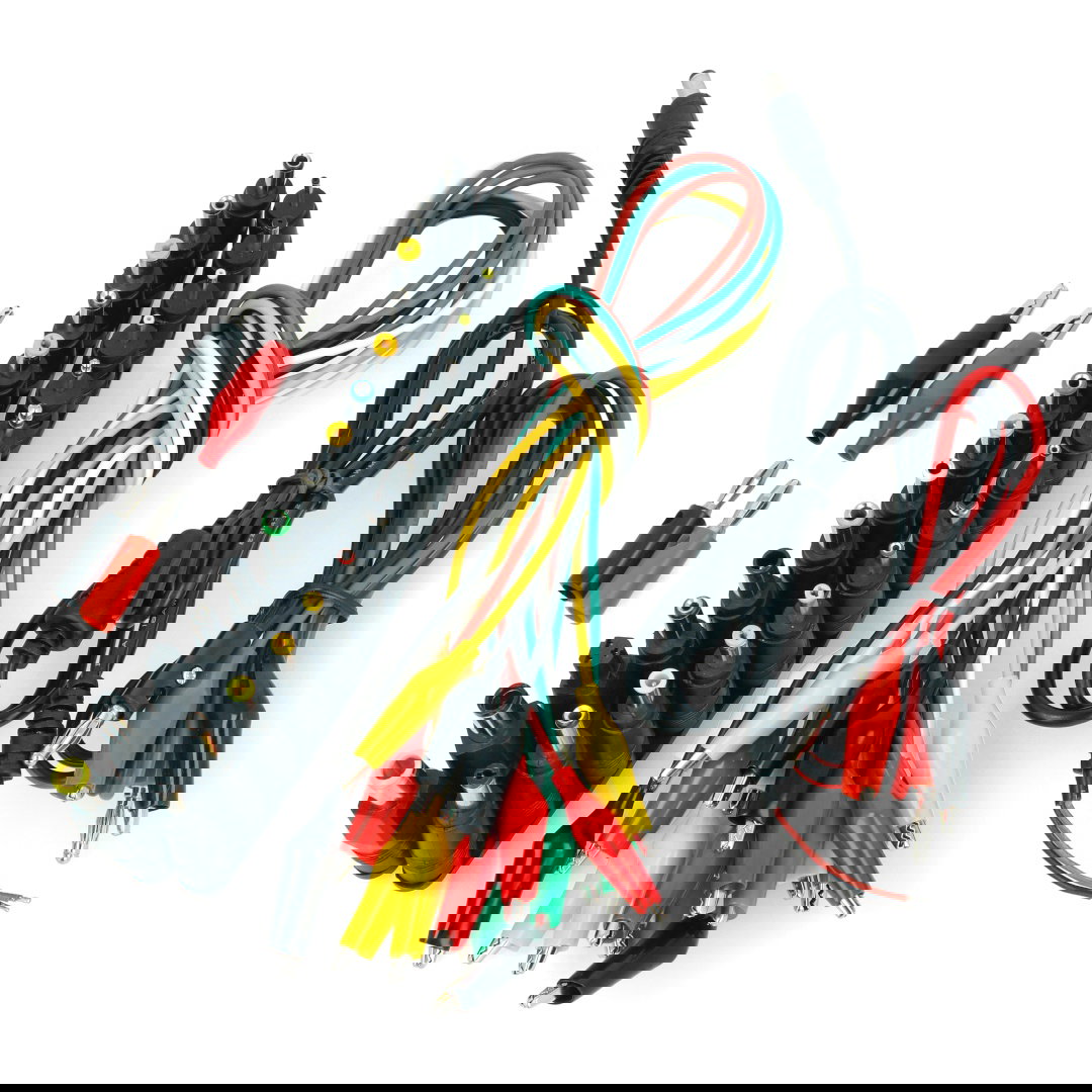 Set mit 45 Steckern und Stromkabeln