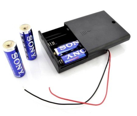 Korb für 4 AA (R6) Batterien mit Deckel und Schalter