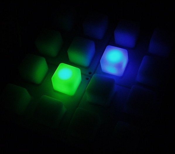 Hintergrundbeleuchtetes Panel für die Tastatur.