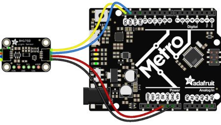 Verbinden des Sensors mit dem Arduino Metro über STEMMA QT / Qwiic-Anschlüsse.