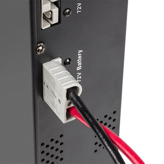 Das Gerät wird mit speziellen Kabeln mit terminiertem Stecker an die USV angeschlossen, was eine solche Verbindung sehr einfach macht.