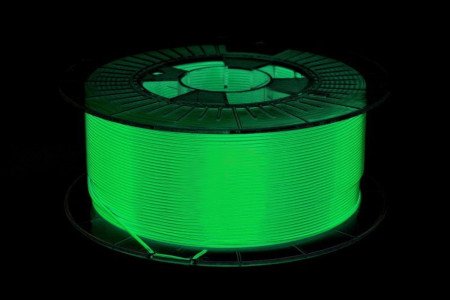 Filament Spectrum S-Flex 90A leuchtet im Dunkeln grün.