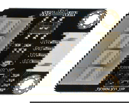 Zasilany napięciem w zakresie od 5 do 12 V.