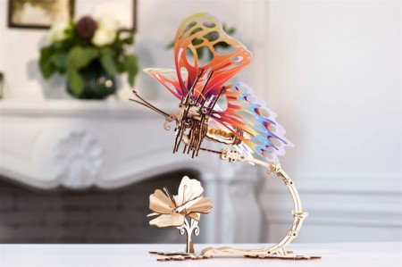 Das Modell ist eine echte kinetische Skulptur, die den Flug eines Schmetterlings nachahmt.