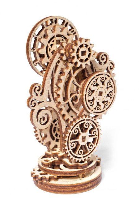 Die Uhr ist im Stil eines Stempunk und aus natürlichen Materialien gefertigt.