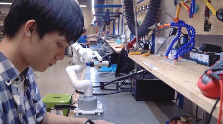 Der perfekte Helfer für die Werkstatt – myCobot kann als „dritte Hand“ bei der Werkzeugübergabe fungieren.