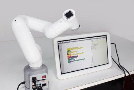 Der myCobot Pi-Armroboter wird mit einem Grafikeditor programmiert.