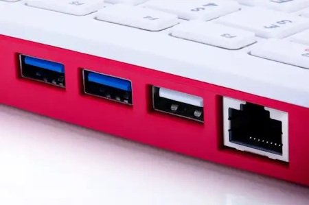 Trzy wyjścia USB i jedno Ethernet wbudowane w białoróżową klawiaturę z komputerem.