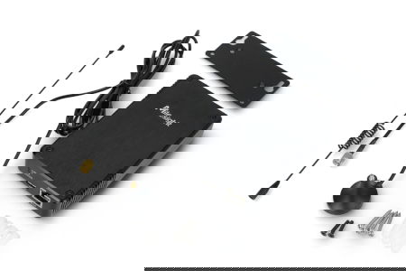 Wszystkie elementy zestawu wraz z centralką leżą na białym tle.