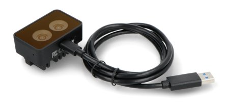Urządzenie Luxonis do rozpoznawania obrazu w kolorze czarnym leży na białym tle wraz z podłączonym przewodem USB.