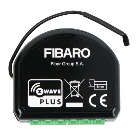 Czarny przekaźnik Fibaro Double Switch 2 leży na białym tle.