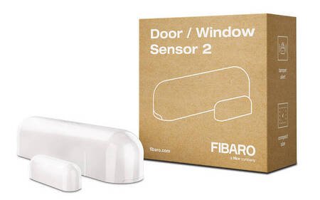 Biały czujnik otwarcia drzwi i okien Fibaro leży na białym tle wraz z pudełkiem.