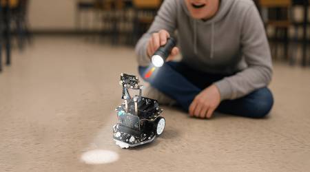 Maqueen Plus V3 – Fortschrittlicher MINT-Bildungsroboter mit Matrix-Lasernavigation für micro:bit – DFRobot MBT0050-AA